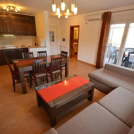 Apartament Komljen *